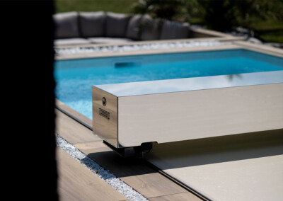 Détail de l'habillage effet miroir Coverseal avec logo gravé, symbole de qualité et de finition premium.